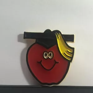 Vintage Punze Anstecknadel Absolvent Apfel anthropomorphe Hut Schule Brosche 1981 - Bild 1 von 4