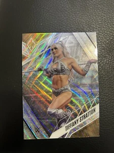 Tiffany Stratton WWE Chronicles 2023 Phoenix Silver Wave SP - Imagen 1 de 2