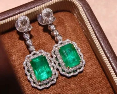 Pendientes clásicos de oro blanco de 1 quilate y diamantes de 4,8 quilates con esmeralda natural de gran tamaño Foto 1 de 4
