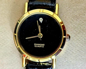 Reloj de cuarzo para dama con acento de diamantes tono dorado correa de cuero negro batería nueva - Imagen 1 de 7
