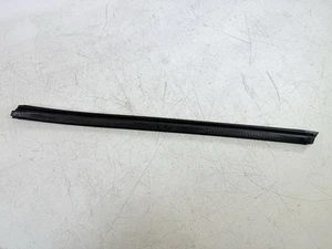 2014-2020 MASERATI GHIBLI FRONT RIGHT DOOR WINDOW INNER WEATHERSTRIP SEAL OEM - Foto 1 di 4