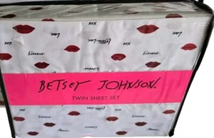 VALENTINES BETSEY JOHNSON TWIN SIZE 3 PC BED SHEET SET LOVE LIPS KISS WHITE NEW - Picture 1 of 4