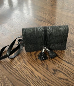 Cartera clutch bandolera convertible Treesje. Estampado de serpiente de cuero. Negro verde. - Imagen 1 de 10