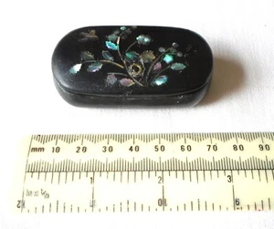 Antique Papier Mache Snuff Box ~ Pretty Mother-of-Pearl Floral Design - Picture 1 of 7
