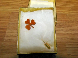 Vintage 60er Jahre Kleeblatt Kleeblatt Hutnadel Apfel Holz Brosche Irish Stick Pin, Neu - Bild 1 von 5