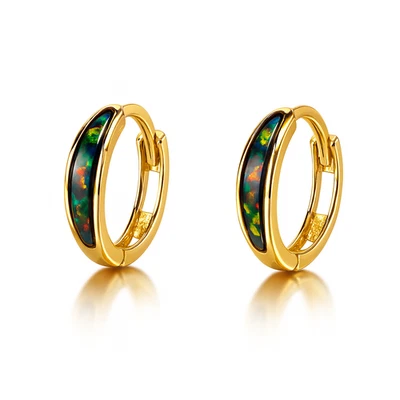 Pendientes de aro Huggie de ópalo negro de oro amarillo de 14k Foto 1 de 2