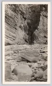 Foto vintage cueva roca montaña vista desde el suelo - Imagen 1 de 2