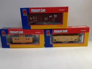 Lot Of 3 HO Scale/ Life-Like Hopper, W/B Car And Union Pacific Caboose - Picture 1 of 4