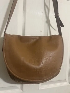 Bolso de hombro de cuero marrón con logotipo LOEWE Heritage - Imagen 1 de 13