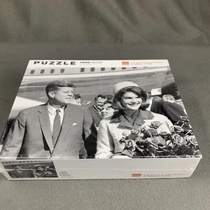 Rompecabezas de 1000 piezas JFK John F Kennedy Sixth Floor Museum at Dealey Plaza Dallas - Imagen 1 de 4