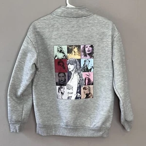 Taylor Swift The Eras Tour Merch Pullover M grau 1/4 Zip Bild Collage Rückseite - Bild 1 von 6