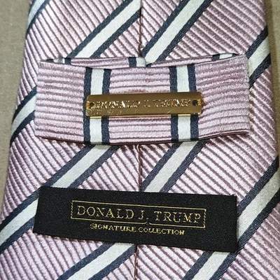 "Corbata Donald J. Trump Signature Collection para hombre 100 % seda rosa a rayas 4"" W X 58"" L" Foto 1 de 4