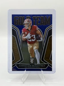 2024 Panini Totalmente Certificato #7 Christian McCaffrey Gold Team Blu /199 49ers - Foto 1 di 2