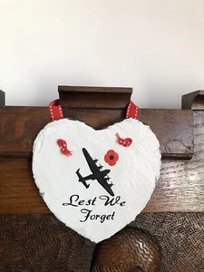 ‘LEST WE FORGET’ Wall Hanging Plaque Love Heart Slate Poppy Respect Remembrance - Picture 1 of 5