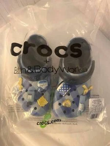 BATH & BODY WORKS AZUL GINGHAM NUEVO *EDICIÓN LIMITADA* CROCS M6/W8 CON JIBBITZ - Imagen 1 de 1