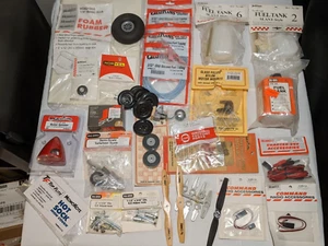 Lote de piezas de avión de control remoto - Grandes aviones, Du-Bro, Sullivan - Tanques de combustible, ruedas, etc. - Imagen 1 de 7