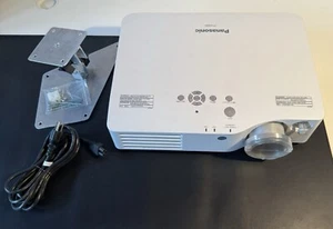 Panasonic PT-AX200U LCD Projecteur LCD 100-240V w/Ceiling mount & power cord - Picture 1 of 5