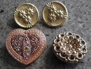 b8469) 4 x VINTAGE / ANTIQUE COLLECTABLE BUTTONS - Picture 1 of 2