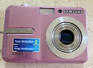Samsung S860 Digitalkamera pink für Ersatzteile - schaltet ein - Bild 1 von 5