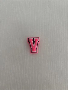 Dijes de zapatos LETRA del alfabeto rosa para Crocs “V” - Imagen 1 de 1