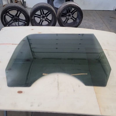 2013 CADILLAC ESCALADE ESV REAR PASSENGER DOOR GLASS USED 96000 MILES - Image 1 of 4