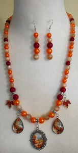 Handperlenkette, Herbst, Bäume, Straße, bunte Blätter, atemberaubender Herbstlook - Bild 1 von 6