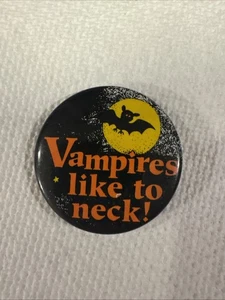 Vintage 1,5" Halloween Pins Pinback Buttons Vampire gerne Hals! SCHÖN - Bild 1 von 2