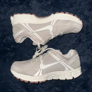 Nike Mens 11 Women’s 12.5 Zoom Vomero 5 Light Orewood Running Shoes - Picture 1 of 5
