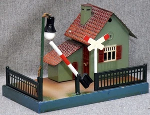 Märklin 2163 B Wärterhaus mit Schranke + Bogenlampe  Blech  von 1931  Spur 0 + 1 - Bild 1 von 1