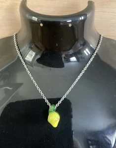 Limone Miniatura Plastica Ciondolo Tono Argento Collana Costume Gioielli (B) - Foto 1 di 5