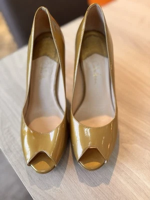 Bombas Cole Haan Air Peep Toe metálicas doradas talla 7,5B Foto 1 de 4