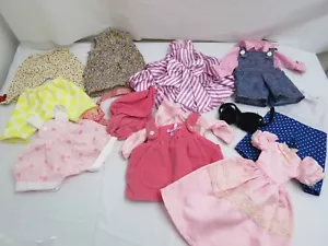 KONVOLUT BABY PUPPENKLEIDUNG 13 TEILE SM-MED PUPPENSETS KLEID OBERTEILE HOSEN - Bild 1 von 3