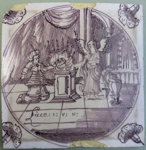 PIASTRELLA 17TH C ANGELO BIBLICO CRISTIANO INCORNICIATO C1680 CERAMICA DIPINTA A MANO SACRA - Foto 1 di 4