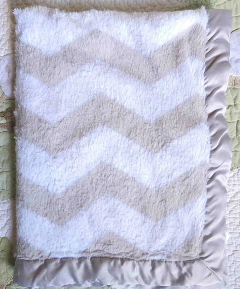 Manta de niño Wendy Bellissimo Chevron ZigZig blanca y gris con borde satinado usada en excelente estado Foto 1 de 3