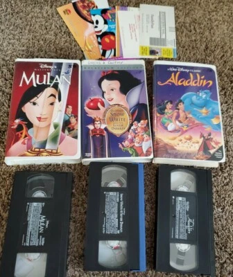 WALT DISNEY'S SNOW WHITE AND THE SEVEN DWARFS PLATINUM VHS, Aladdin, Mulan lot - Image 1 of 4