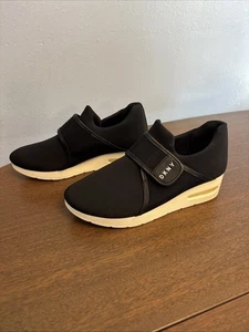 DKNY Anna modische Damen-Sneaker Stoffoberteil zum Überziehen, schwarz, Größe 8 - Bild 1 von 5