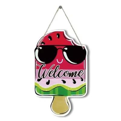 Letrero de bienvenida de verano con paleta de sandía, gafas de sol rayas rosas puerta de madera  Foto 1 de 4