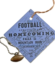 ETIQUETA Y ENCANTO DE FÚTBOL DE REGRESO A CASA DE LA ESCUELA SECUNDARIA DE COLECCIÓN HIERRO DE MONTAÑA MN. FIRMADO - Imagen 1 de 5
