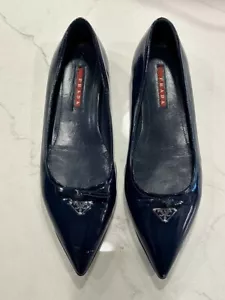 PRADA Calzature Donna Targa Fiocco Punta Vernice Piatta in Blu - Taglia 40 - Foto 1 di 8