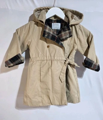 Gabardina ZARA Niños 4-5Y Forrada a Cuadros Chaqueta con Capucha Bronceada con Cinturón Usada Foto 1 de 4