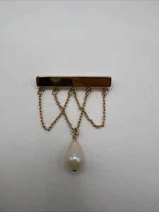 Vintage Brosche mit Kunstperle und goldfarbener Kettennadel - Bild 1 von 4