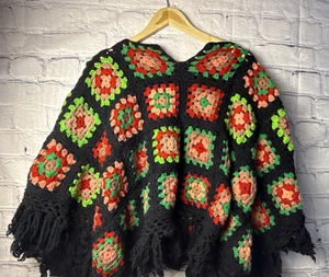 Lebendiger Indie handgestrickter Oma Patchwork Poncho - Bild 1 von 7