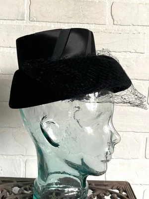 Sombrero de copa de piel de terciopelo negro de alta costura vintage de los años 50 para mujer cinta de satén negro Foto 1 de 4
