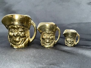 Set aus 3 kleinen Toby Messing Metall Mann Gesicht Kopf Tassen Becher mit Hut, Vintage UK - Bild 1 von 1