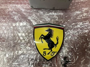 FERRARI SF90, emblema, logo, badge PARAFANGO ANTERIORE, P/N 873542 - Foto 1 di 2