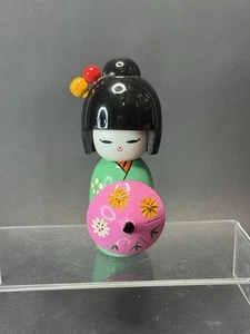 Muñeca Kokeshi niña con sombrilla rosa firmada - Imagen 1 de 7