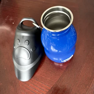 Botella de agua de viaje Wild & Woofy Lap It Up 2 en 1 para mascotas - Imagen 1 de 6