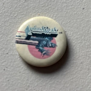 Vintage 1980er Judas Priester Button Pin Screaming for Vengeance Personalities - Bild 1 von 3