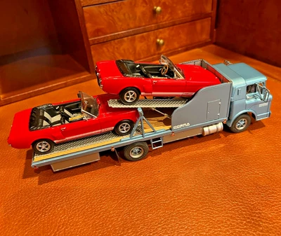 Exoto 43 | GIFT SET | 1964 Shelby Ford Mustang GT 350 Roadster Transporter - Image 1 of 4