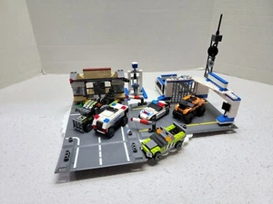Lego 8211 - Brick Street Getaway - 2010 - 100% Build Complete - Picture 1 of 7